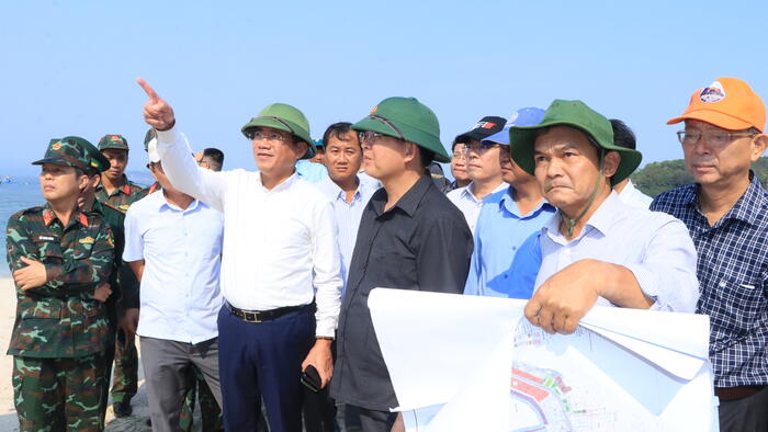 Bí thư Tỉnh ủy Hồ Quốc Dũng khảo sát quy hoạch xã đảo Nhơn Châu