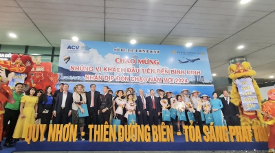 Sở Du lịch tổ chức đón những vị khách du lịch đầu tiên đến Bình Định nhân dịp năm mới Dương lịch 2024